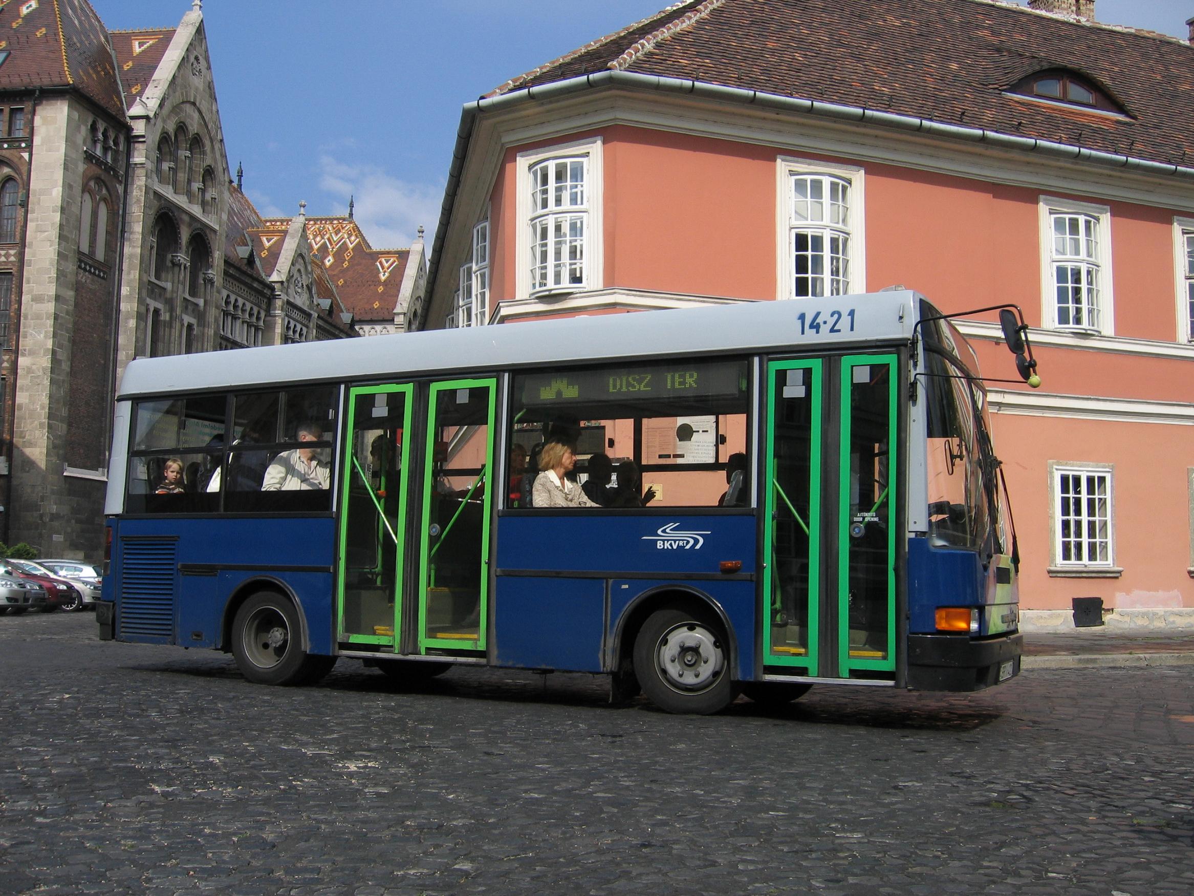 A vár megérdemelné a korszerű autóbuszokat (fotó: Papp Szabolcs)